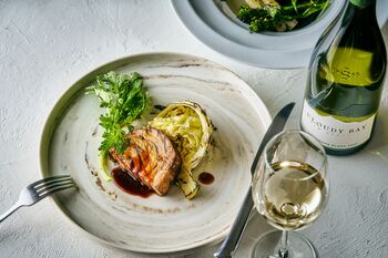 【箱根リトリートfore & villa 1/f】芽吹きの香りと薪火の情熱が織りなす、箱根の春。薪火料理「WOODSIDE dining」と料亭「俵石」にて春の美食コースを開始