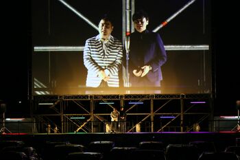 和牛の登場に車窓から歓声も！「よしもとドライブインシアター」が開催