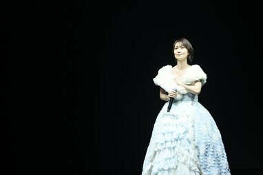 大島優子が純白ドレスで登場し会場が一面緑色に！井上ヨシマサの伴奏で