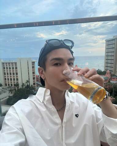 岩田剛典 “リッチ”なハワイ旅を披露！“ルフィが食べてそうな肉”など