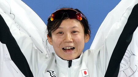 “仮面ライダー”なスピスケ日本のデザインが話題！女子日本代表の“SF感ある”ヘルメットに「近未来感あってかっこいい」【ミラノ・コルティナ五輪】