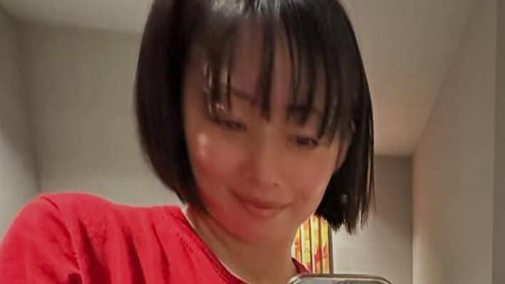 【写真5枚】井上和香 家族での京都旅行で豪華ホテルのバルコニーから外を眺める車好きな1歳長男の姿を見る