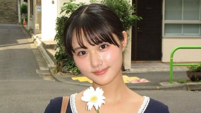 原菜乃華『チェンソーマン』への愛あふれる聖地巡礼ショット公開！「リアルレゼ」一輪の花を手に“カフェに向かう”オマージュ姿に「めっちゃ儚い」