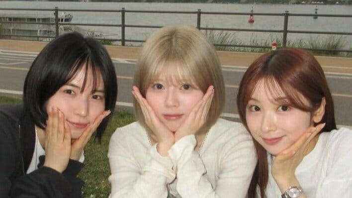 【画像4枚】「めちゃくちゃ美味しそう」NiziU・RIKU MAYA＆MIIHIと変装なしで河川敷に降臨し念願の韓国グルメを堪能する様子を見る