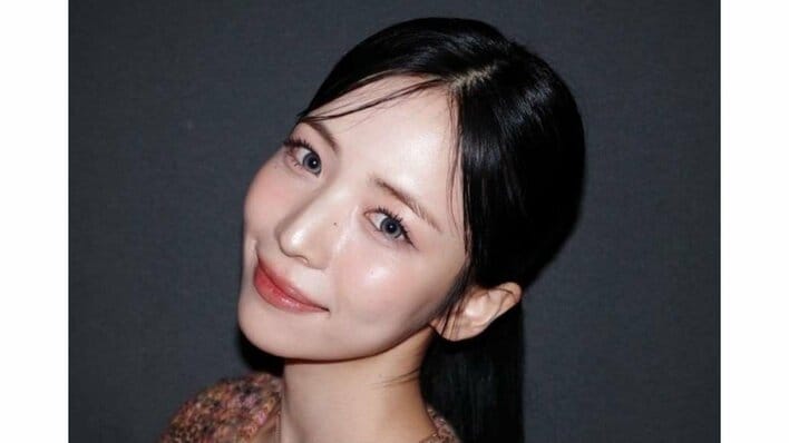 NiziU・MAYA アンニュイな表情の“世界観天才”な新ビジュアルに「まさに花の女神様♡」と反響！AYAKAと顔を寄せ合う2Sも「大優勝すぎ」