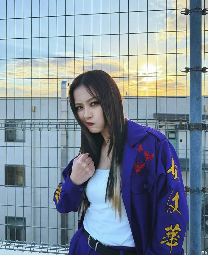 内田理央 特攻服姿で“愛車”を披露！濃いめのメイクで鋭い視線を送る姿