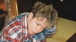 「クシャ顔 最強説」佐藤健 プライベート感あふれるショットを大公開！“珍しい”オーバーオール姿でリラックスする様子に「何着てもお似合い」