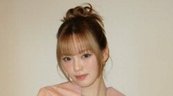 NiziU・RIO 透け感ニーハイ×ミニスカの“反則級”衣装姿にファン歓喜！NINAと大きなピザを頬張る“もぐもぐショット”も「表情の落差w」