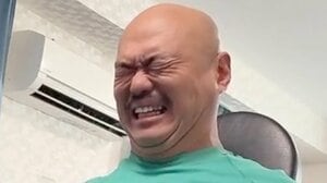 クロちゃん 骨折中でも筋トレに励む姿に「頑張れクロちゃん！」！痛みに耐え鬼気迫る表情でダンベル上げるショットに「無理は駄目！」