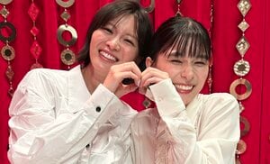 岡崎紗絵＆芳根京子 もう片方の手にも注目！？仲良しショットに「きょんさえ最高！」「ここは天国？！尊すぎる！」の声『波うららかに、めおと日和』