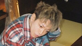 「逆に目立ちすぎる(笑)」佐藤健 飛行機内での“完全装備”なオフショット披露！広々シートでくつろぐプライベート感満載の姿に「見たことない座席」