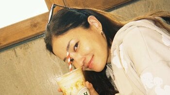 「街中にいるの！？」黒木メイサ 大混雑の目黒川でプライベート夜桜ショットを公開！ オフ感あふれる姿も隠せぬオーラに「目の保養すぎる～」