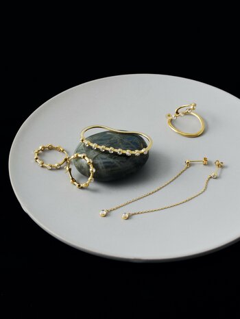 【PLUS VENDOME】1本のラインを描くタトゥーをモチーフにした「FINELINETATTOO」コレクション、潤んだ水面のように輝くローズカットが美しい新作ジュエリー