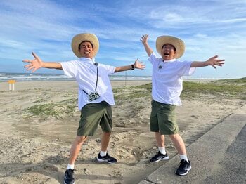 西川きよし＆石田靖の“やすきよ”コンビが、九十九里浜海岸の奇跡の絶景“だるま朝日”を目指す『やすしきよしの夏休み2025』 