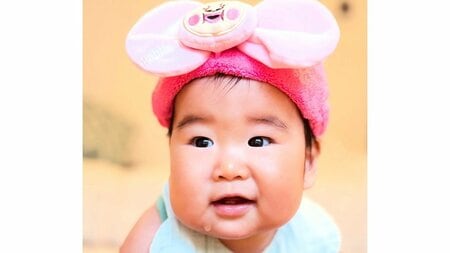 むちむち赤ちゃんが卵ボーロと大格闘！「あとちょっとなのに･･･」一生懸命な姿に「たまらん」「疲れも吹っ飛びます」【激かわキッズ奇跡の瞬間】