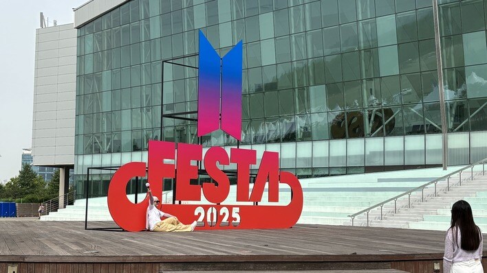 【画像15枚】“BTS一色”に！カフェもコンビニもバスも…ソウルの街の様子を見る