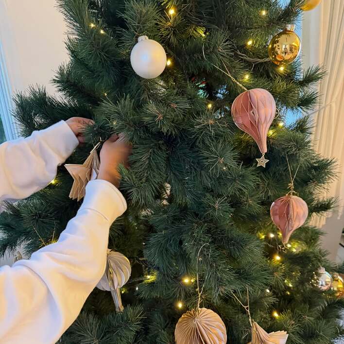 【画像】田丸麻紀 白を基調としたおしゃれ自宅にクリスマスツリーを飾ったショットや子供たちとの休日の様子を見る