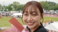 須田亜香里「プロポーズされた帰り道感」写真を公開！100本近いバラの花束を抱えて笑う姿に「ステキ過ぎます」と反響