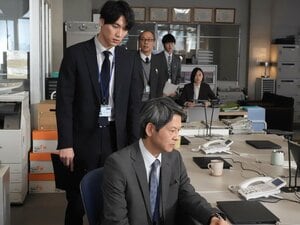 伊澤（草川拓弥）が犯人とされた22年前に起きた爆殺未遂事件について受刑者・大沼（大塚明夫）が語り始める…『東京P.D.』第9話予告