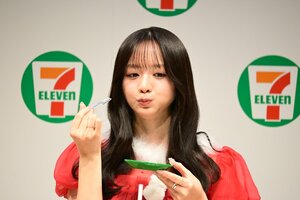 サンタ姿の森香澄 コラボ商品を試食　セブン‐イレブンと「ちいかわ」とのコラボ発表会
