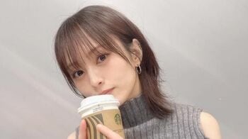 山本彩 タートルニットでカメラ見つめるショット公開！スタバ片手にホッと一息のリラックスショットにファン歓喜