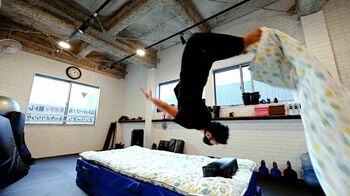 「これにてドロンします」16万超え“いいね！”の【バク転し布団をかぶる動画】を目の前でやってもらった