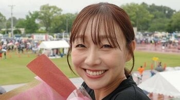 須田亜香里「プロポーズされた帰り道感」写真を公開！100本近いバラの花束を抱えて笑う姿に「ステキ過ぎます」と反響
