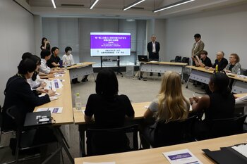 【京都外国語大学】米国「ieiMedia」による京都市国際政策監へのインタビュー取材で、京都外大の翻訳・通訳人材バンク「LinguaLink」の学生が日本語・英語の双方向通訳を実施