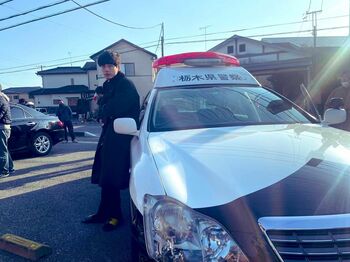 坂口健太郎“パトカーと私”写真公開！「かっこいいのに…」『競争の番人』