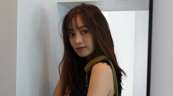 「筋肉の筋が綺麗すぎ」蛯原友里 “美脚”を大胆に披露！ミニ丈のセットアップでクールな表情を浮かべ…「お子さんいるママには見えません！」