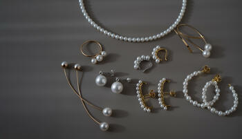 Ops.卒入園の装いを整えるパールジュエリーを公開。耳元・首元・胸元を彩るラインアップ