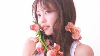 大原優乃 “透け感”ある赤ドレス姿で美ボディ披露 「天使か」プライベート感あふれるカットも デジタル写真集フォトカード「bouquet」オフショット