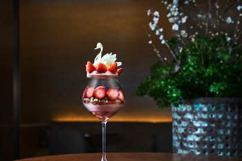 【ウェスティン都ホテル京都】春への高揚感をスワンに込めて　旬の苺が奏でる「スワンのいちごパフェ」販売開始