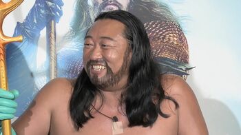 ロバート・秋山竜次 自作の衣装で“アクアマン”になりきるも、MCのツッコミに「うるさいな…細かいところ」とカチン！？