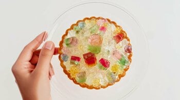 昨年即完売の人気作が今年も。10月の誕生石「トルマリン」を表現した“食べる宝石タルト”を2026年9月24日正午より数量限定販売
