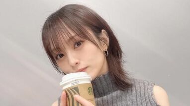 山本彩 タートルニットでカメラ見つめるショット公開！スタバ