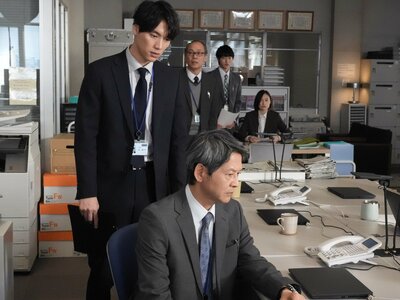 伊澤（草川拓弥）が犯人とされた22年前に起きた爆殺未遂事件について受刑者・大沼（大塚明夫）が語り始める…『東京P.D.』第9話予告