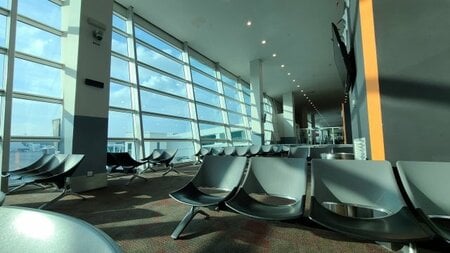 楽屋からスタジオまでの道を間違えるほど方向音痴の佐藤二朗がフィンランドの空港で迷子になり…「自分のポンコツさにイライラする！」