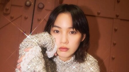 のん ボディーラインにぴったりフィット！全身キラキラの豪華なクリスマス衣装姿を披露 美スタイル際立つクールなショットに「めっちゃかっこよくて素敵」