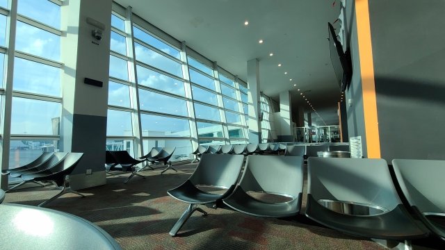 楽屋からスタジオまでの道を間違えるほど方向音痴の佐藤二朗がフィンランドの空港で迷子になり…「自分のポンコツさにイライラする！」