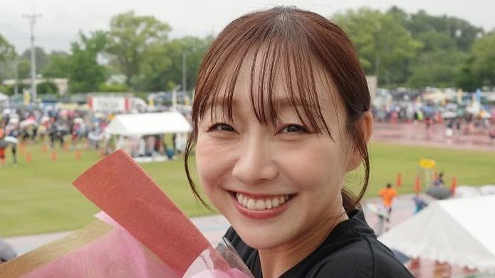 須田亜香里「プロポーズされた帰り道感」写真を公開！100本近いバラの花束を抱えて笑う姿に「ステキ過ぎます」と反響