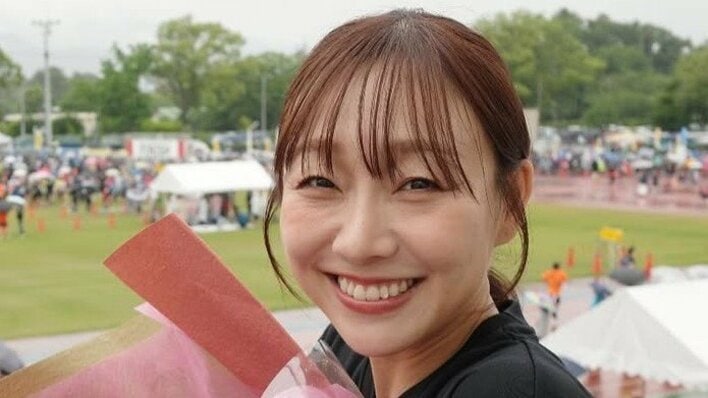 【画像8枚】100本近い大きなバラの花束を抱える須田亜香里の”プロポーズされた帰り道感”ショットを見る