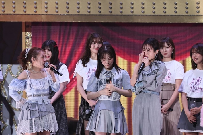 前田敦子が泣きながら秋元康に感謝「簡単な気持ちでは立てなかったのが正直な気持ち」AKB48結成20周年記念コンサート最終日