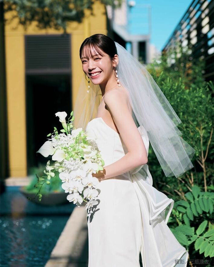 実は結婚式挙げました！」貴島明日香 “美背中”見せたウエディング