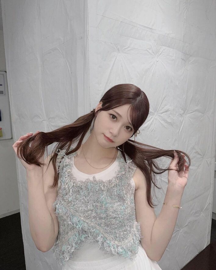 めるる 雰囲気ガラリ“ヘアチェンジ” キュートツインテに上品下ろし髪