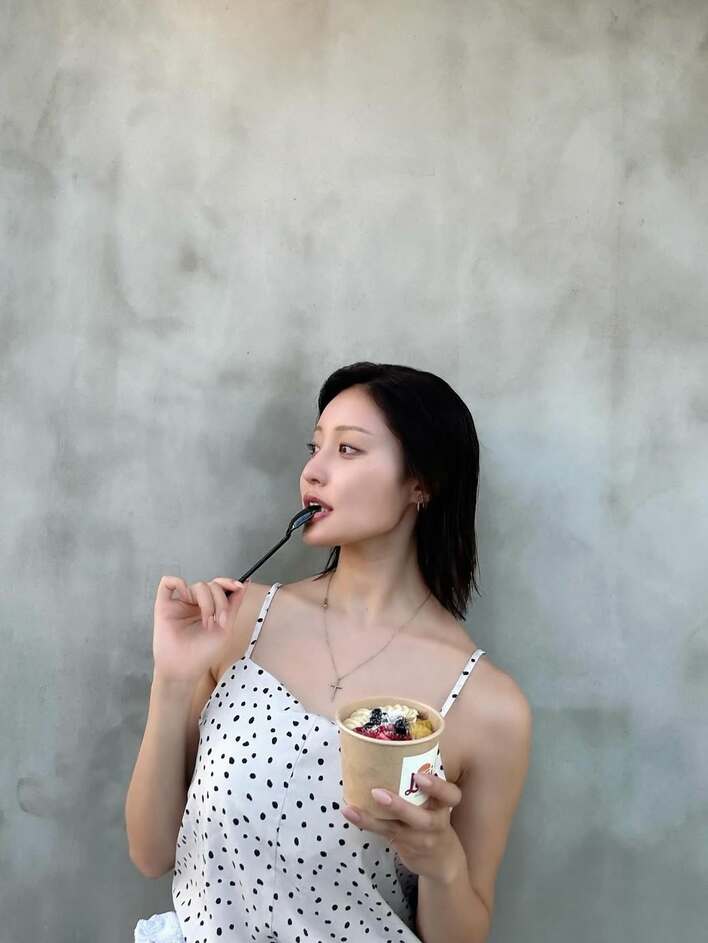 王林 ザックリ“美背中”＆大胆胸元見せワンピース姿を公開！夏の日差し