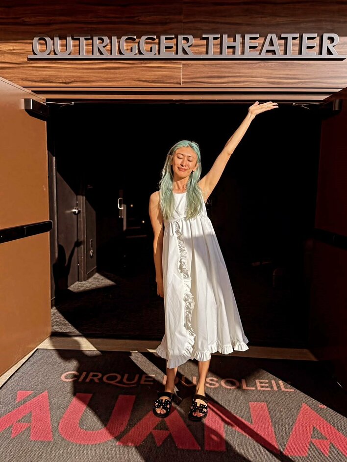 山田優 ハワイのプールサイドで美脚際立つミニ丈ワンピ姿公開