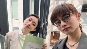 石原さとみ＆河合優実オフショット！手にしているのは…？SNS「大変ありがたい1枚」「可愛くて綺麗で眼福」『ポリティカルパン』