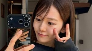 川口葵 自宅ソファで愛犬をムギュッと抱きしめた超密着ツーショット公開！“ピクミンヘア”のラフなお家姿に「可愛すぎて頭パンクしそう」「犬になりたい」