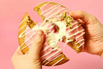 【世界で大バズり中！NEXTドバイチョコ】割った瞬間にふわっと飛び出すトルコ綿菓子×ドバイチョコを楽しめる『エンジェルヘアーチョコクッキー』がビッグソフトクッキー専門店「GUILTY’S」から初登場！